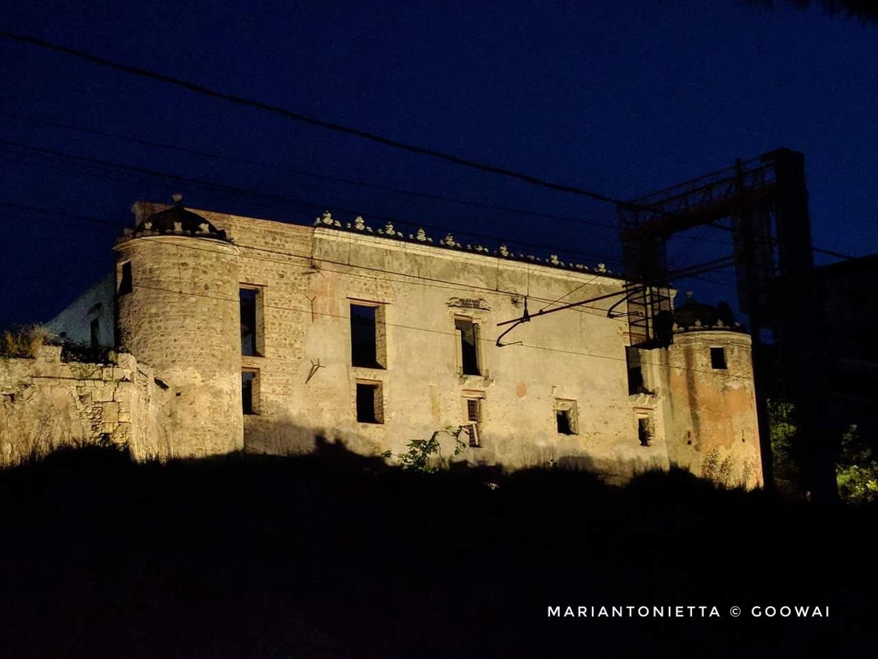 Veduta notturna del castello Cupane di Acquedolci